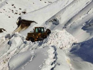 Batman’da Kar Yağışı Nedeniyle Kapanan Köy Yolları Ulaşıma Açılıyor
