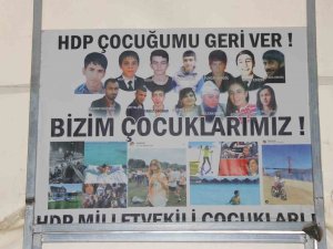 Deprem Felaketine Rağmen Hdp Önündeki Aileler Çocuklarının Yolunu Gözlüyor