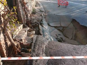 İ̇sale Hattı Patladı, Ev Ve Bahçeleri Su Bastı