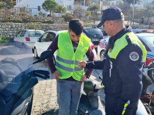 6 Ayda 700’den Fazla Yelek Dağıtıldı