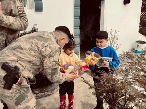 Jandarma Ekipleri Depremden Etkilenen Çocukları Unutmadı