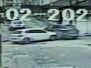 Bursa’da Otomobillerin Kazası Kamerada; 3 Yaralı