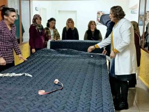 Halk Eğitim Merkezi Depremzedeler İçin Uyku Tulumu Üretiyor
