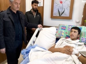 Kesilen Ayağını Unuttu Yaralı Depremzedelere Dua Etti