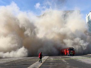 Depremde Ağır Hasar Gören Bina Yıkılıyor, Toz Bulutu Etrafı Kapladı