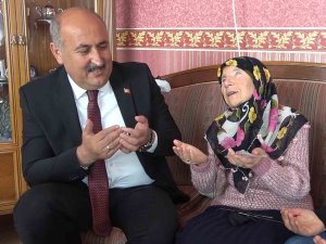 84’lük Nine Ne Görüyor Nede İşitiyor, Sadece Bu Yöntemle İletişim Kuruyor: Ördüğü Çorapların Gelirini Depremzedelere Bağışladı