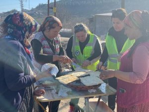 Düzceli Kadınlar Deprem Bölgesinde Gözleme Yaptı