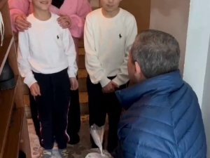 Sultangazi’de 2 Kardeş Kumbaralarını Bozup Depremzedelere Gönderdi