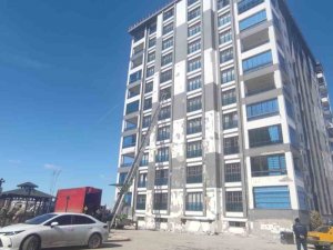 Malatya’da Ağır Hasarlı Binalardan Eşya Tahliyesine Ara Verildi