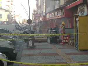 Mağaza Yangınında 1 Kişi Öldü, 3 İtfaiye Personeli Dumandan Etkilendi