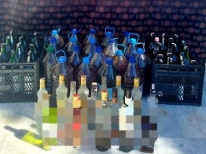 Evinde Ürettiği Sahte İçkileri Pazarda Satan Şüpheli Yakalandı