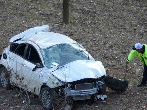 Çarpışan Otomobiller Uçuruma Düştü: 2 Ölü, 1 Yaralı