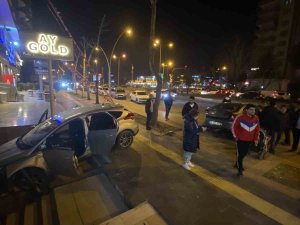 Alkollü Sürücü Önce Otomobile Çarptı, Sonra Site Girişine Uçtu