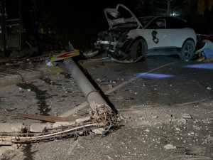 Küçükçekmece’de Kontrolden Çıkan Araç Elektrik Direğine Çarptı: 4 Yaralı