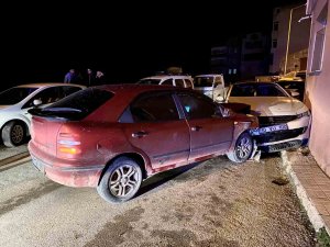 Polisten Kaçan Sürücü Park Halindeki Milyonluk Otomobile Çarptı