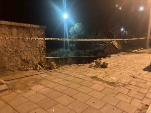 İ̇zmir’de Hafif Ticari Araç Dereye Uçtu, 2 Kişi Hafif Yaralandı