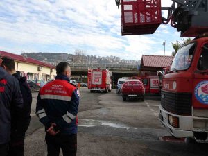 Arama Kurtarma Ekiplerinin Enkaz Altındakiler İle Yaşadıkları Diyaloglar Duygulandırdı