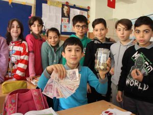 Minik Özcan Harçlıklarını Depremzedelere Bağışladı: "Allah Bana Daha Fazlasını Verir"