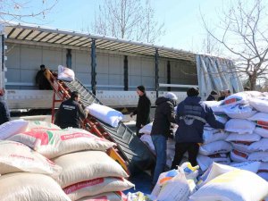 Erzincan’dan Deprem Bölgesine Yardımlar Devam Ediyor