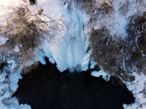 Buz Tutan Şelale Kartpostallık Görüntüler Oluşturdu