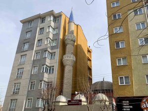 İ̇ki Apartmanın Arasında Sıkışıp Kalan Cami İlginç Bir Görüntü Sergiliyor