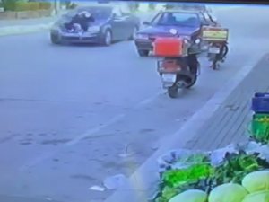 Aracın Kaputunda Kilometrelerce Sürüklendi