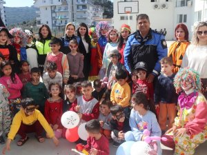 Gazipaşa’da Depremzede Çocuklara Palyaço Gösterisi