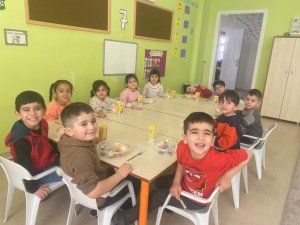 Demirözü Okul Öncesi Eğitim Sınıflarında Da Ücretsiz Yemek Dağıtımı Başladı