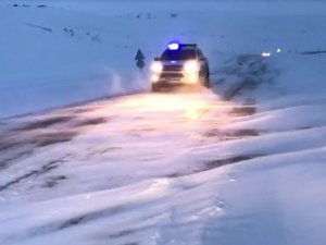 Sahara Geçidinde Kar Yağışı Ve Tipi Ulaşımı Olumsuz Etkiliyor