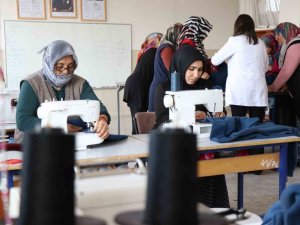 Okul Atölyesinde Deprem Bölgesine Kıyafet Üretiliyor