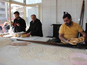 Taş Fırınlarda Pide Ekmek Yapımına Başlanıldı