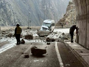 Yamaçtan Kopan Kayalar Servis Aracına İsabet Etti: 4 Kişi Yaralı