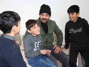 Depremzedeler Korku Dolu Anı Anlattı: "Yer Yarıldı, İçine Düştük Sandım"