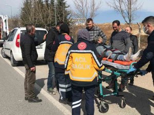 Seyir Halindeki Beton Pompası Kamyonu Devrildi, 2 Kişi Yaralandı