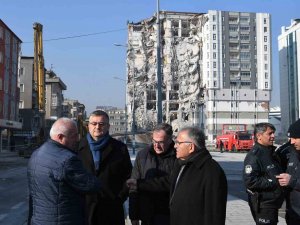 Başkan Büyükkılıç, Ağır Hasarlı Binadaki Yıkım Çalışmalarını İnceledi