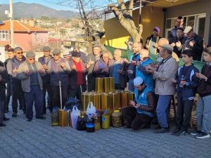 Kendi Ürettikleri Zeytinyağlarını Depremzedelere Gönderdiler