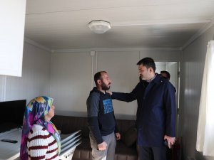 Bakan Kurum, Konteyner Kentte Yaşayan Depremzedeleri Ziyaret Etti