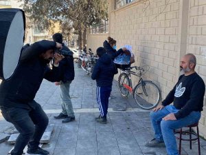 Yıkılan Dükkandan Kurtardıkları Malzeme Ve Fotoğraf Makinesiyle Mobil Fotoğrafçı Kurdular
