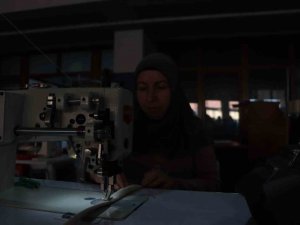 Okulu Fabrikaya Çevirdiler, Günde 50 Çadır Üretiyorlar