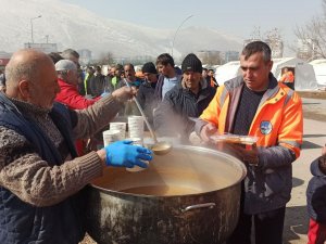 Anne, Baba Ve 2 Çocuğunu Kaybetti, Depremzedelere Yardıma Koştu