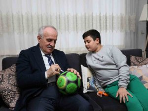 Başkan Aygün, Depremzede Çocuklara Oyuncak Hediye Etti