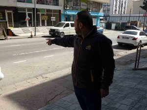 Pendik’te Yolun Karşısına Geçen Kadına Motosikletin Çarptığı Anlar Kamerada