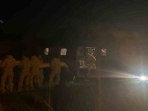 Mehmetçik Vatandaşlara Yardım Malzemesi Ulaştırmaya Devam Ediyor