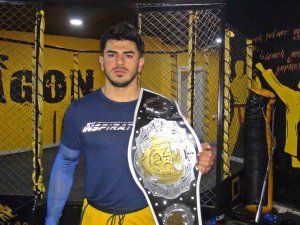 Milli Sporcu Kemerini Depremzedeler İçin Satışa Çıkardı