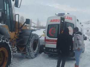 Karla Mücadele Ekipleri Ambulans İçin Yol Açtı