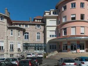 Fransa’da Öğrencisinin Bıçakladığı Öğretmen Öldü