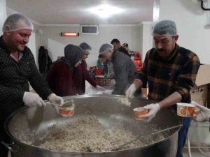 Mardin’de Kazanlar Gönüllüler Tarafından Depremzedeler İçin Hazırlanıyor
