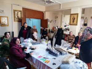 Kozluk’ta Öğrenci Velileri Depremzede Çocuklar İçin Örgü Bebekler Üretiyor