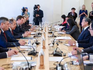 Çinli Diplomat Wang: "Rusya Ve Çin, Çok Kutuplu Dünyaya Bağlı"