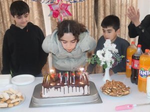 Depremzede Fatma’ya Polislerden Doğum Günü Sürprizi